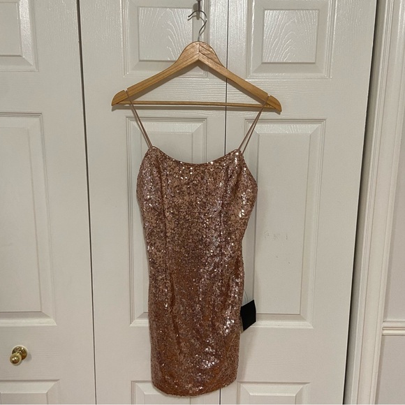 Lulu’s NWT Bring It Rose Gold Pink Sequin Bodycon Mini Dress Size Medium - Picture 3 of 11